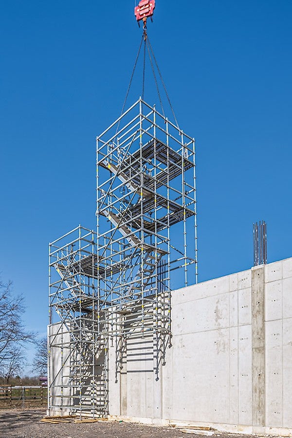 PERI UP Gerüsteinheiten mit integrierten Gerüsttreppen und zwei umlaufende Arbeitsebenen zur Realisierung der bis zu 8 m hohen Rechteck-Stahlbetonstützen lassen sich ohne zusätzlichen Montageaufwand mit dem Kran umsetzen.