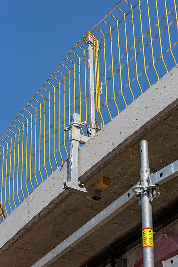 Mit der Unizwinge und dem Geländerpfosten des PROKIT Systems wurden die Seitenschutzgitter ohne Bohrung am Deckenrand eingesetzt.