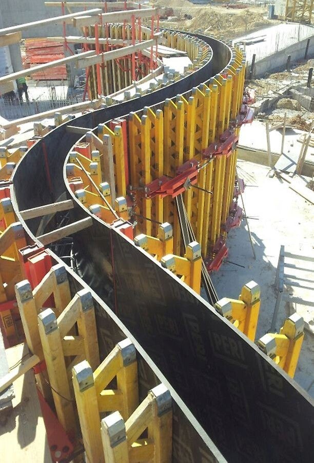 מערכת הראונדפלקס שימשה ליציקת קירות מעוגלים מבטון בבריכות