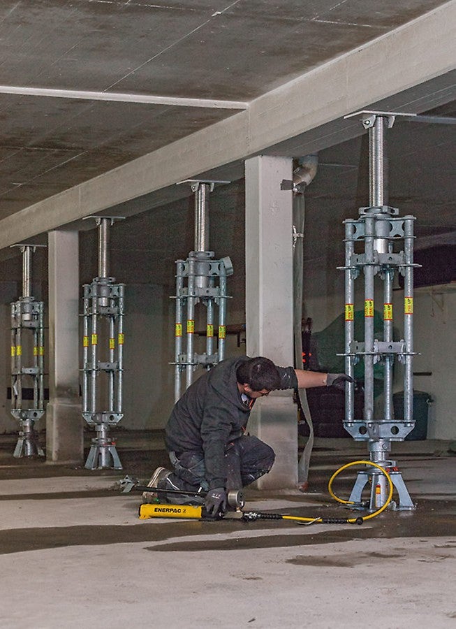 Montage und Demontage sowie das hydraulische Vorspannen und Absenken der PERI UP Absenkspindel unter Last sind denkbar einfach.