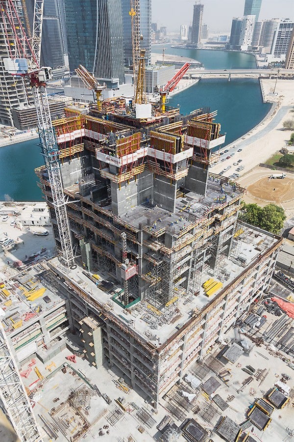 两座307米高的大厦为75层结构，一座213米高的大厦为52层结构。