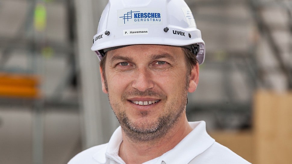 Mit dem PERI Baukasten und der sehr guten, engen Zusammenarbeit mit den PERI Ingenieuren haben wir eine Lösung entwickelt, die ohne Einschränkungen des Ladenbetriebs und mit schnellen Auf- und Abbauzeiten einen verkürzten Bauzeitenplan ermöglichte. Nicht nur unser Kunde war äußerst zufrieden, auch die Ladenkundschaft – meist aus Handwerksbetrieben – war beeindruckt von den technischen Möglichkeiten im Gerüstbau. Unsere Philosophie, jeden Kunden maximal zufrieden zu stellen, konnten wir hier zu 100 % umsetzen.