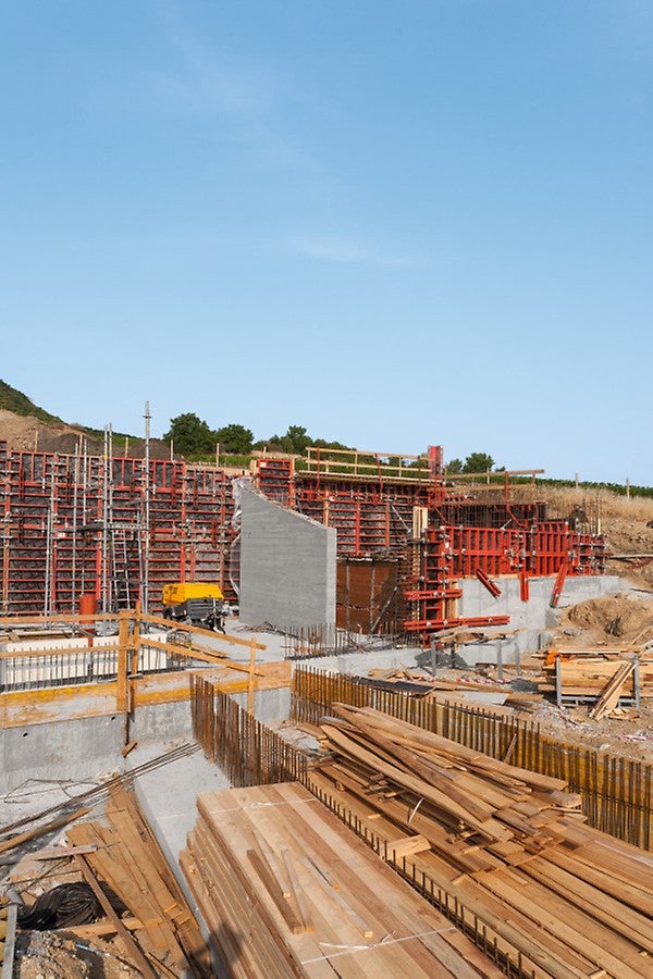 Bednění stěn muzea systémem TRIO s finálním otiskem prken na betonové stěně.