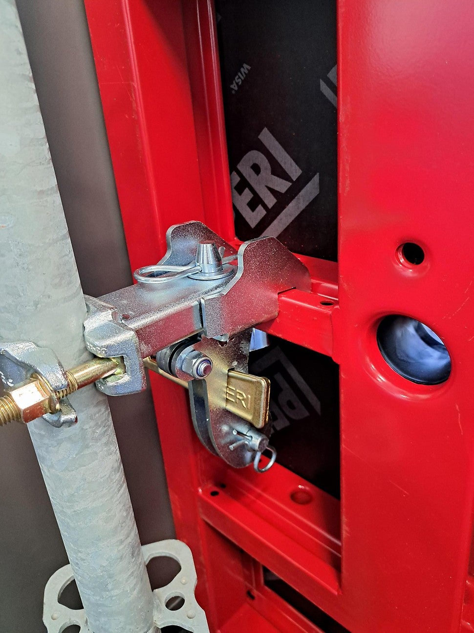 Über die neuen, knochenförmigen Elementstreben lassen sich die Anwendungen aus dem PERI UP Gerüstbaukasten direkt am Element anschließen. Somit lassen sich Schalung und Gerüst in einem Hub schnell und sicher versetzen.