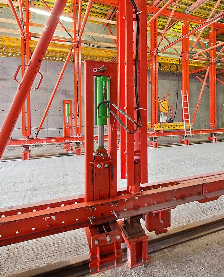 使用液压系统可以完成模板台车的提升与下降，保证了快速、简便的立模、拆模过程。通过简短的熟悉过程，操作团队可以在一天内完成立模及混凝土浇筑的调整工作。<br/>