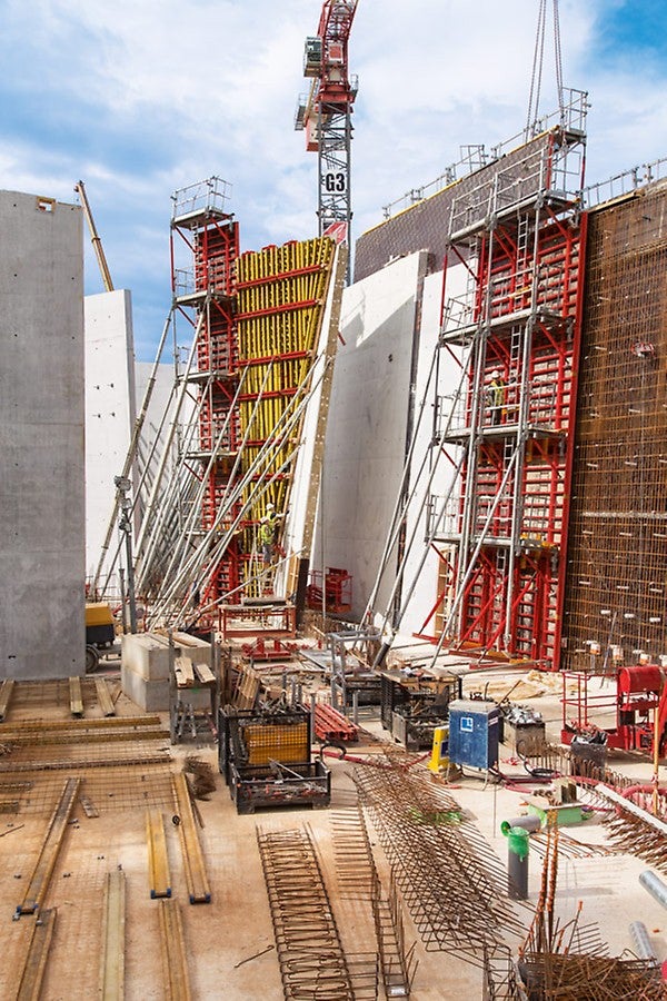 使用VARIO GT 24 木梁式墙模为所有相邻、互相倾斜的墙体立模。