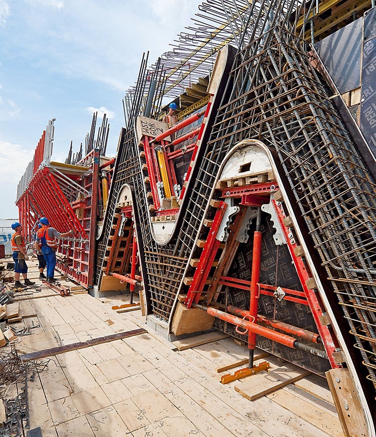 Technici PERI skombinovali rámové debnenie TRIO so špeciálnym debnením otvorov vytvorených z veľkej časti zo systémových dielov PERI.