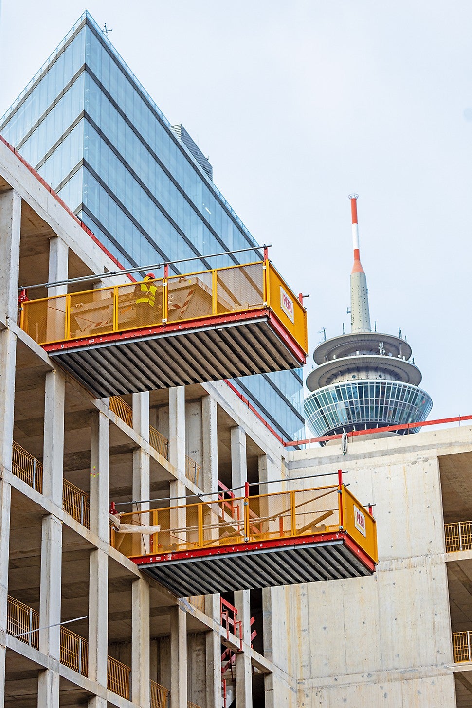 Kranversetzbare RCS MP Ausfahrbühnen dienten als temporäre Lagerfläche und zum Umsetzen von Lasten.