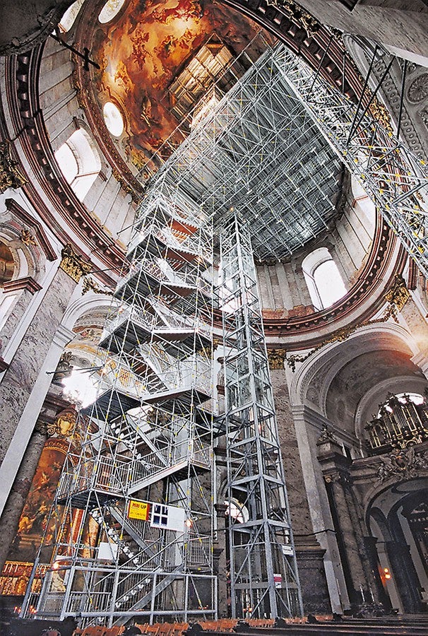 PERI UP Rosett Escalera pública como torre de escaleras dentro de una iglesia que sirve como escalera de emergencia en caso de que el ascensor eléctrico se descomponga.
