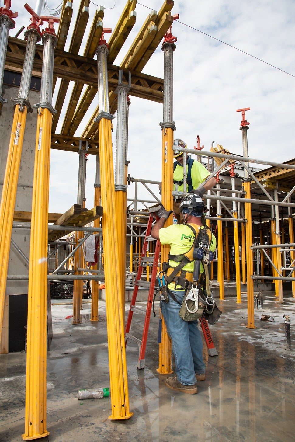 The systematic assembly sequence and lightweight system components of SKYDECK accelerate working operations.