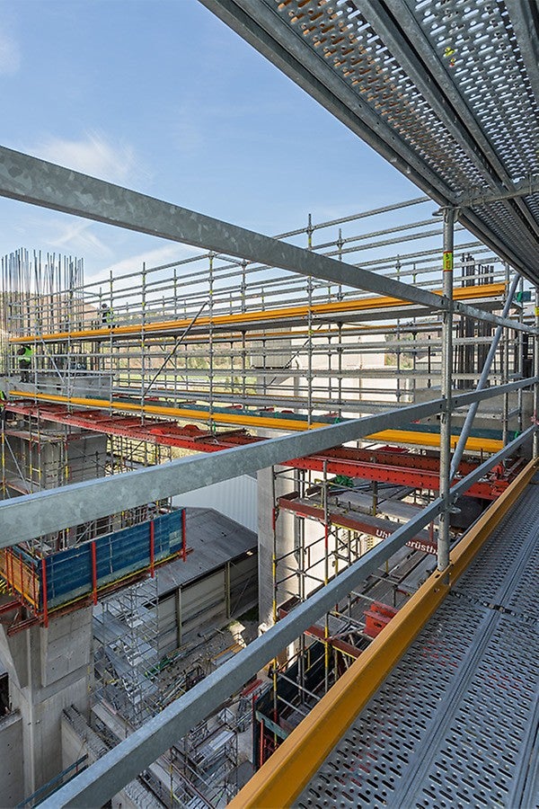 In Kombination mit VARIOKIT Systembauteilen bis zu 17 m frei spannende PERI UP Montagegerüste ermöglichen die sichere Fertigmontage der HFT-Unterzüge in knapp 30 m Höhe.