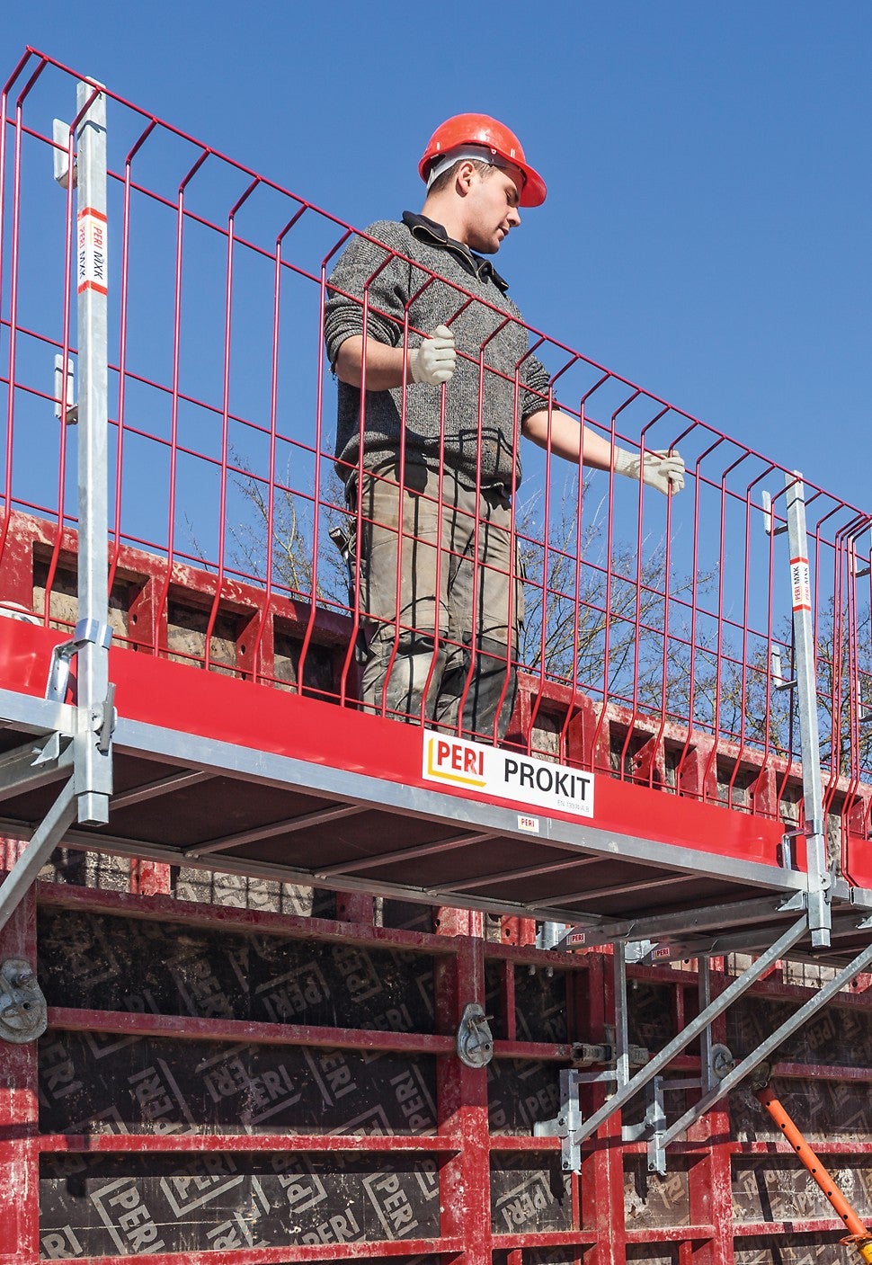 Für ein ergonomisches und sicheres Schalen sorgt dabei das Konsolensystem MXK, das sich mit wenigen Standardbauteilen ohne Kran einfach am Boden montieren lässt. Die Gerüstkonsole MXK-RS bietet die Möglichkeit eine Richtstütze direkt an der Konsole anzuschließen. Bei aufgestockten Elementen ist damit sichergestellt, dass die Richtstützen den Arbeitsbereich auf der Bühne nicht beeinträchtigen.