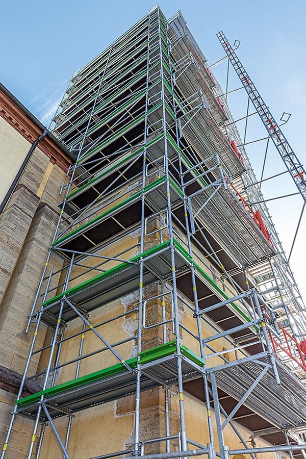 Der Gerüstknoten am PERI UP Easy Rahmen und das metrische Gerüstraster erlauben Eckausführungen, Außenkonsolen und Längenanpassungen im System – nahezu ohne aufwändige Kupplungsarbeiten.