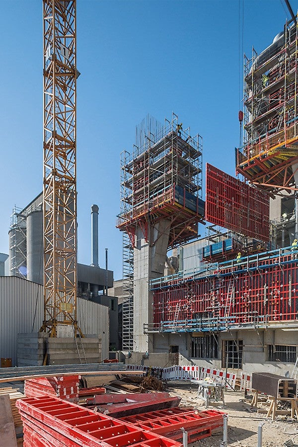 Aufgrund des äußerst engen Zeitfensters sind viele Bauteile zeitgleich in unterschiedlichen Ebenen herzustellen. Eine exakte Koordination aller Arbeitsschritte, die Bereitstellung großer Materialmengen in kurzer Zeit und das Arbeiten mit großflächigen Umsetzeinheiten erleichtert die termingerechte Durchführung der komplexen Bauaufgabe.