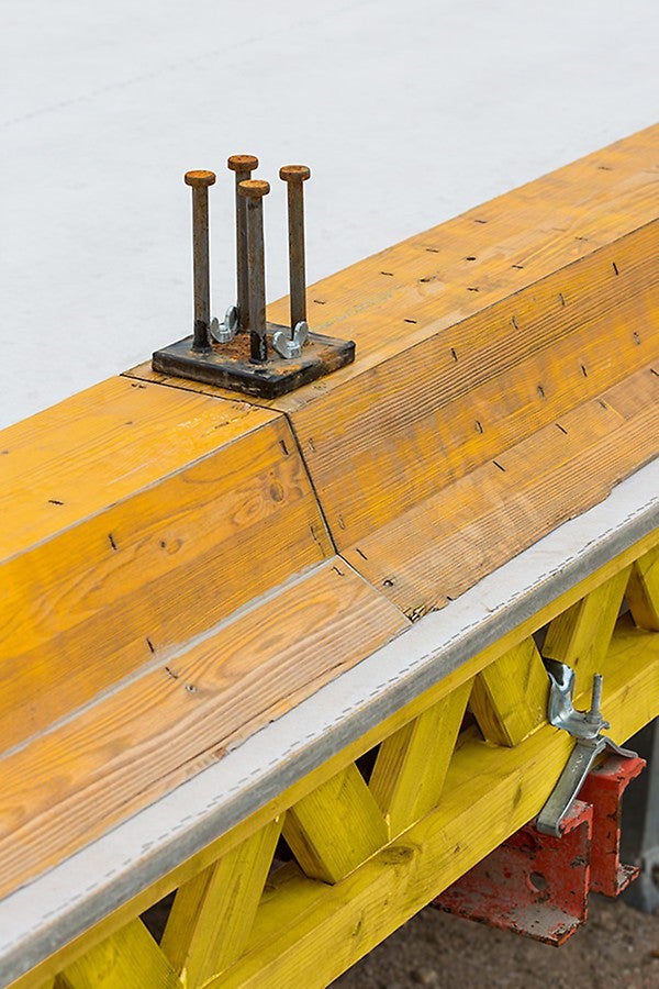 Eine große Herausforderung stellten insbesondere die Schalungs- und Bewehrungsarbeiten dar. Denn hierbei galt es, eine Vielzahl an Einbauteilen mit äußerst engen Toleranzvorgaben zu berücksichtigen