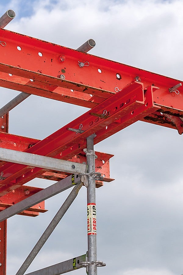 Für ihre Projektlösung kombinierten die PERI Ingenieure das PERI UP Gerüst mit dem LGS Fachwerkbinder – sowie Systembauteilen aus dem PERI Mietpark.