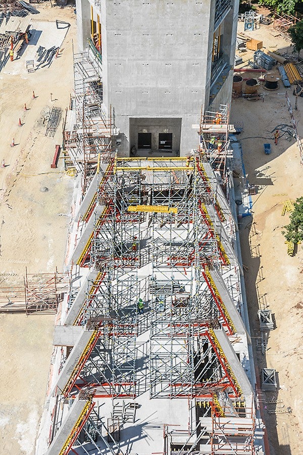 建成以后的展区位于两个塔楼之间90米的区域。使用VARIO GT24系统浇筑24根倾斜的7米高的立柱。使用PERI UP FLex模块化脚手架和MULTIFLEX楼板模板为楼板立模，并作为通道使用。