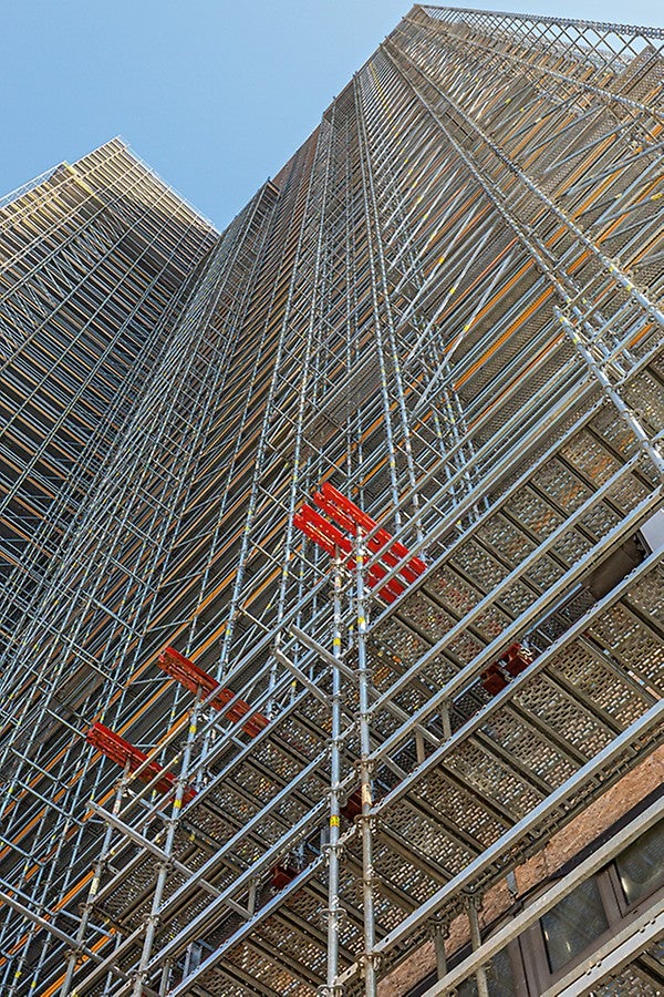 Das 25-cm-Systemraster macht PERI UP mit dem VARIOKIT Ingenieurbaukasten kompatibel, deren Systembauteile sowohl bei der Schutzdachkonstruktion als auch bei diversen Lastabtragungsmaßnahmen innerhalb der Gerüstkonstruktion verwendet werden.