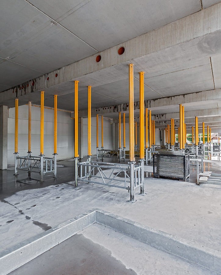 Zur Abstützung der Unterzüge und Decken in Fertigteil-Bauweise wurden alu-leichte MULTIPROP Deckenstützen mittels MRK Rahmen zum tragfähigen Lastturm ergänzt.