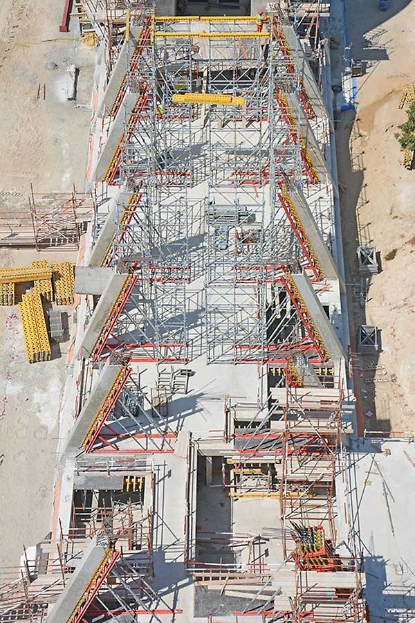 The podium level reflects the rhombus shape of the towers through 24 inclined columns of 7m high each. The inclined columns were cast using VARIO GT24.