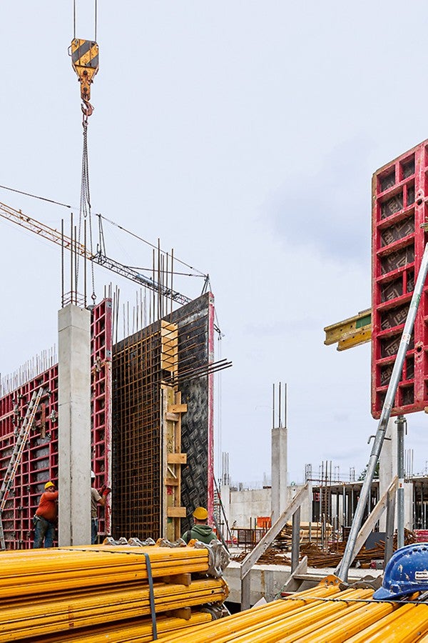 Für die Schalung der bis zu 4,25 m hohen Wände wird die firmeneigene PERI MAXIMO Wandschalung mit der einseitig bedienbaren Ankertechnik eingesetzt.