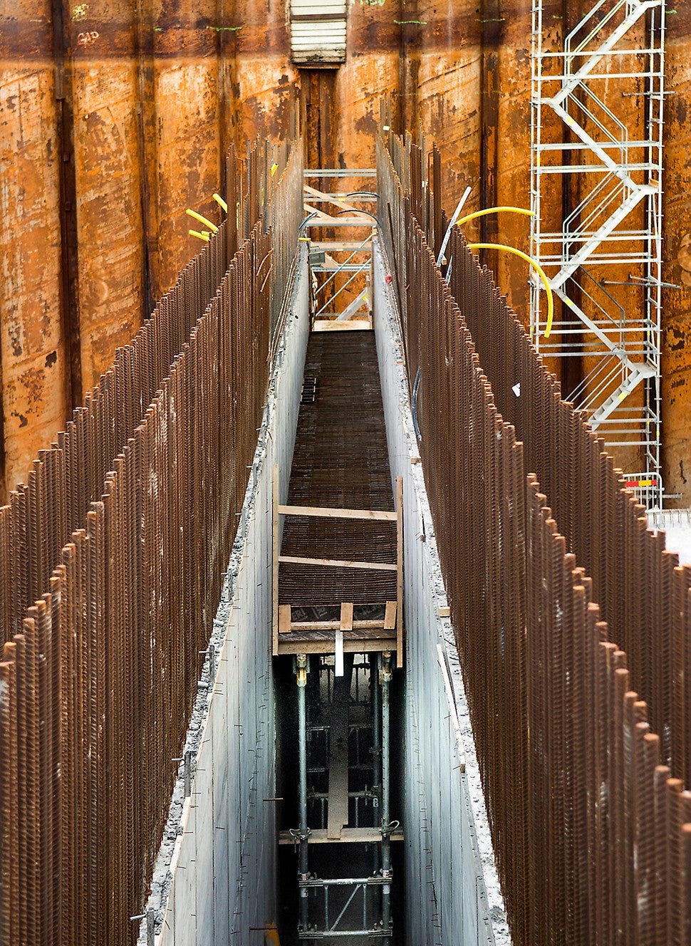 Schaktgropen används som torrdocka för produktion av de tre sänktunnelelementen
