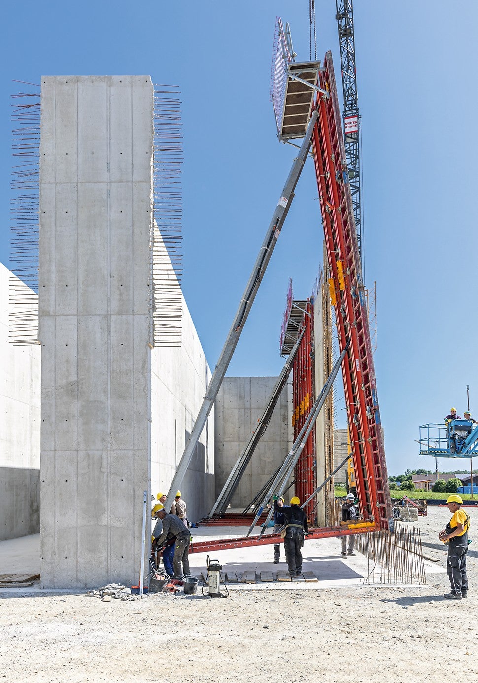 Die 10,80 m hohe Stellschalung kann in fünf jeweils zusammenhängenden Einheiten umgesetzt werden.