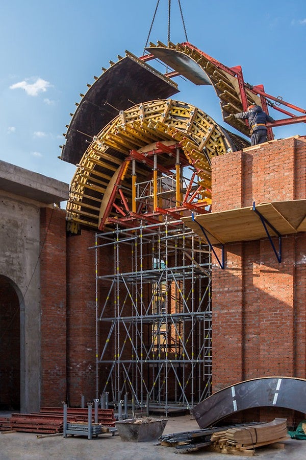Монтаж опалубки малой арки. Собранная четко по чертежам опалубка максимально упростила её установку. Прочность конструкции и выверенное решение по демонтажу обеспечило быстрое перемещение опалубки посредством крана на следующий этап. 