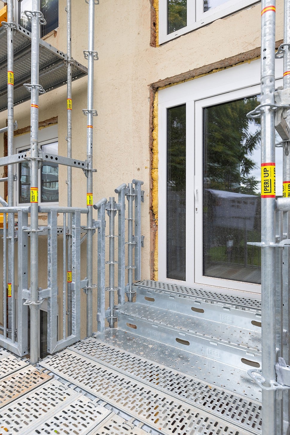 Dank der lösungsbezogenen Bauteile für Höhenausgleiche können Aus- und Einstiegsbereiche an verschiedene Höhen angepasst werden – bis zu zwei Stufen sogar ohne zusätzliche Stielreihe.