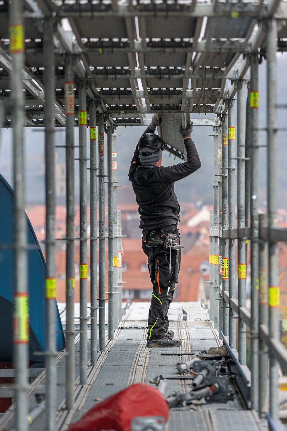 PERI UP Gerüstbeläge sind aufgrund der integrierter Belagsicherung sofort nach dem Einlegen gegen Abheben gesichert – ohne zusätzliche Bauteile.