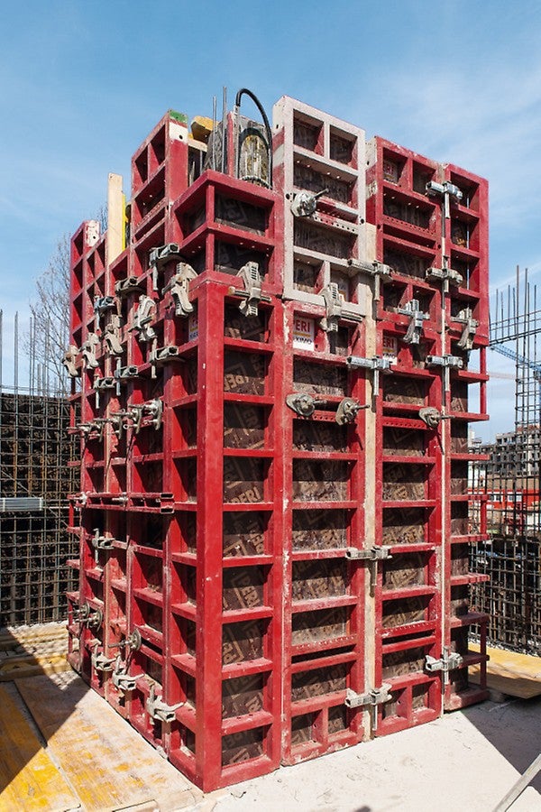 Velkým přínosem bylo také využití odbedňovacích rohů MAXIMO, které zefektivnily výstavbu výtahových jader s dvojitou stěnou.