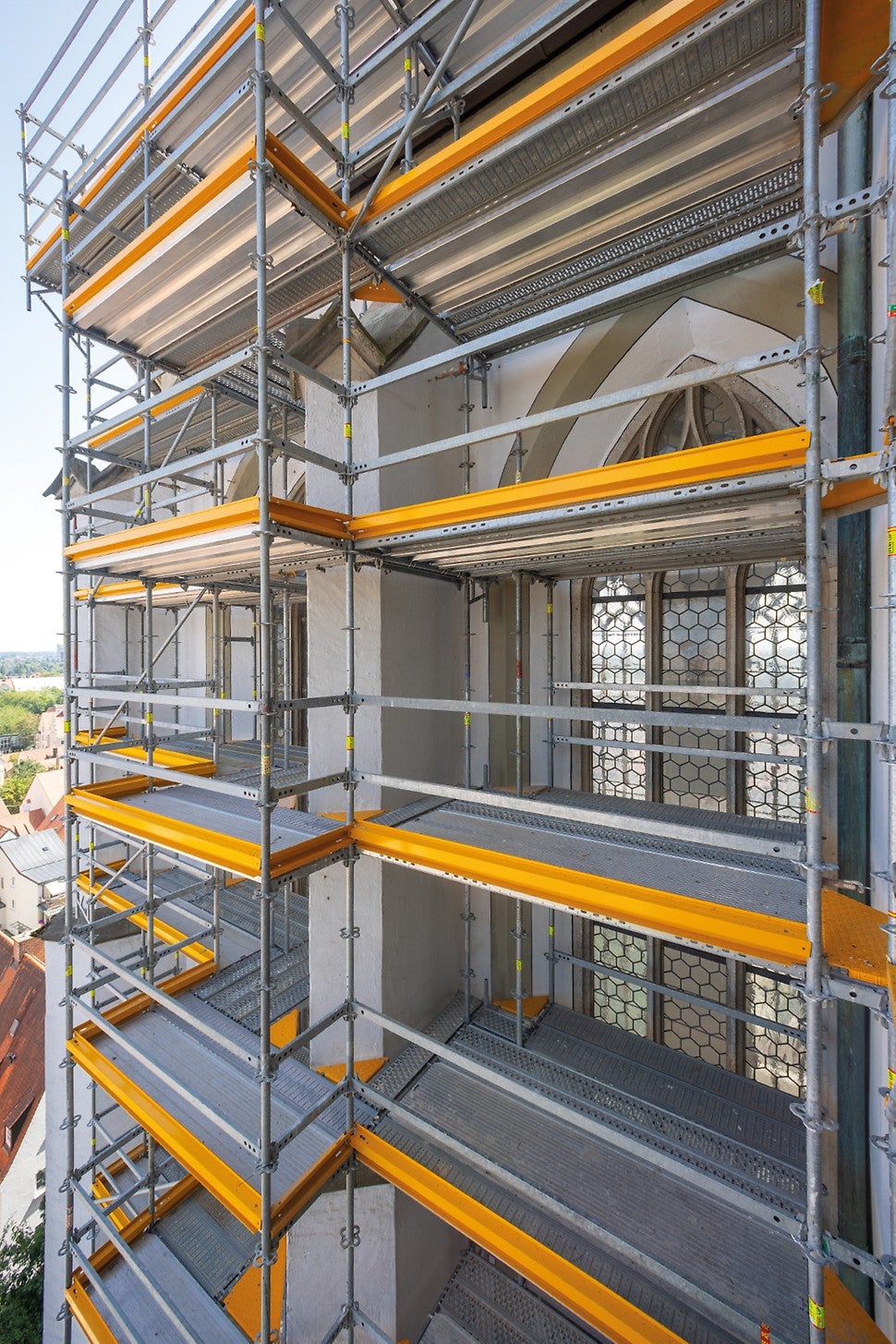 Das metrische PERI UP Grundraster erlaubt geometrische Anpassungen an das Kirchenbauwerk in 25-cm-Schritten mit Systembauteilen – für sichere, ebene Arbeitsplätze ohne Stolpergefahr.