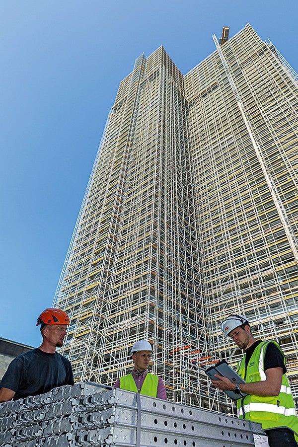 Der PERI Fachberater unterstützt die Bauleitung und das Gerüstbauteam vor Ort auf der Baustelle