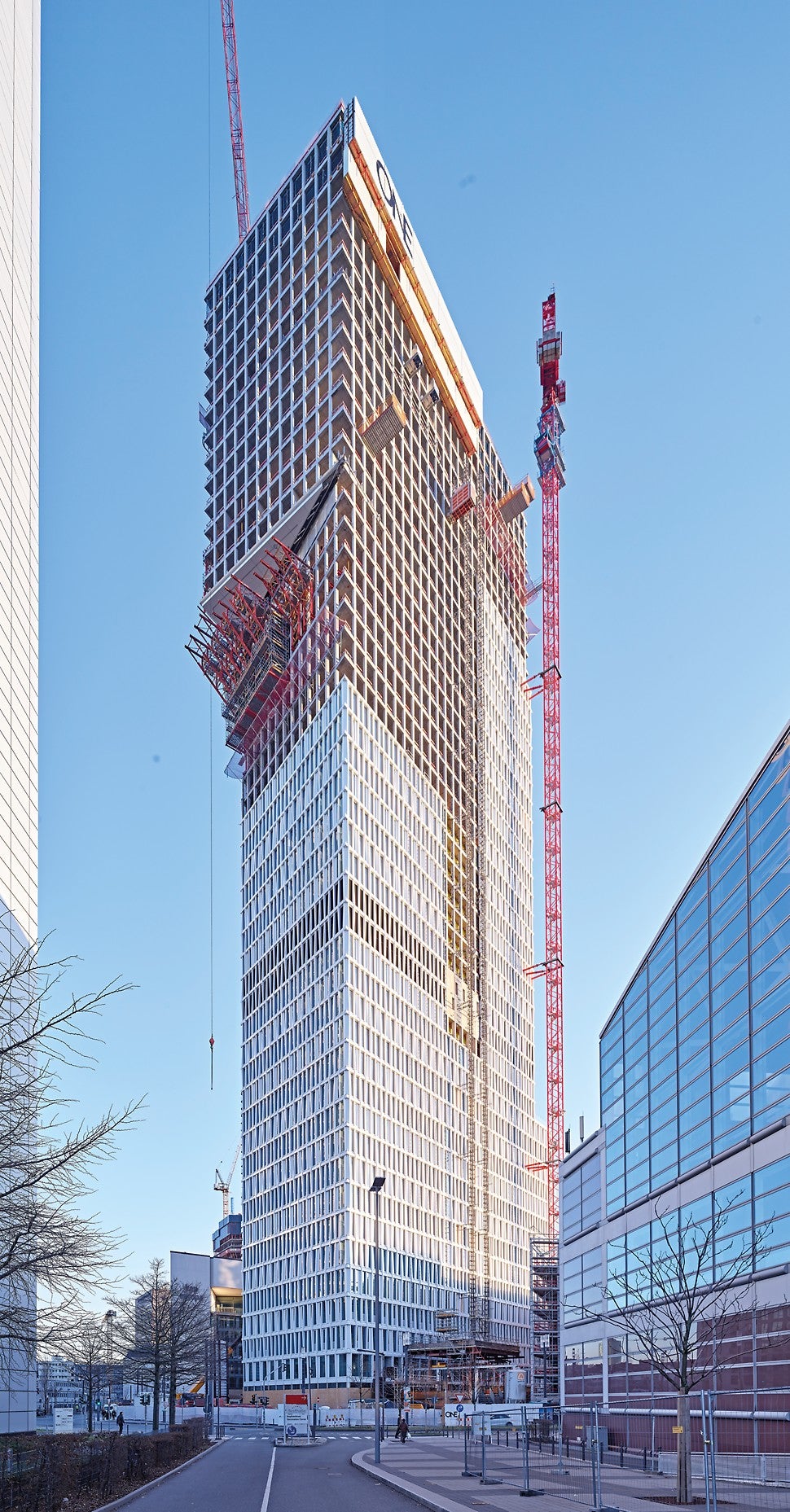 Die Auskragung in 125m Höhe verleiht dem Wolkenkratzer sein markantes Aussehen und lässt ihn an eine &quot;1&quot; erinnern.