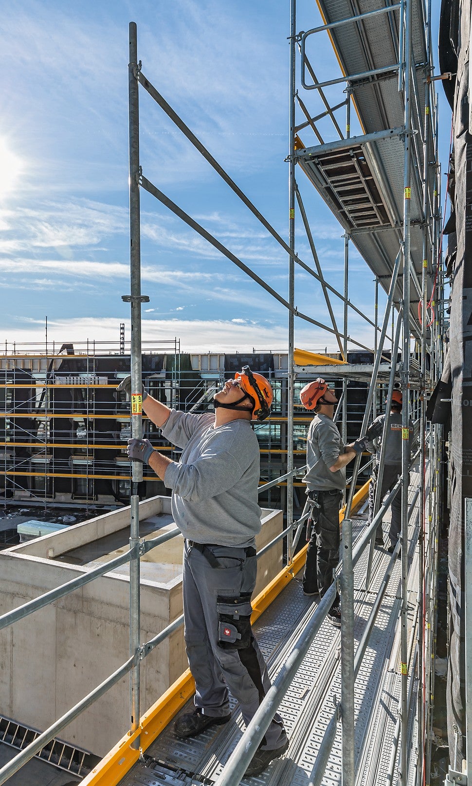 PERI UP Easy bietet systemintegrierte Sicherheit. Das Geländer der nächsten Gerüstlage wird mit dem Easy Stiel von der unteren, bereits gesicherten Ebene aus montiert – ganz ohne Zusatzbauteile.