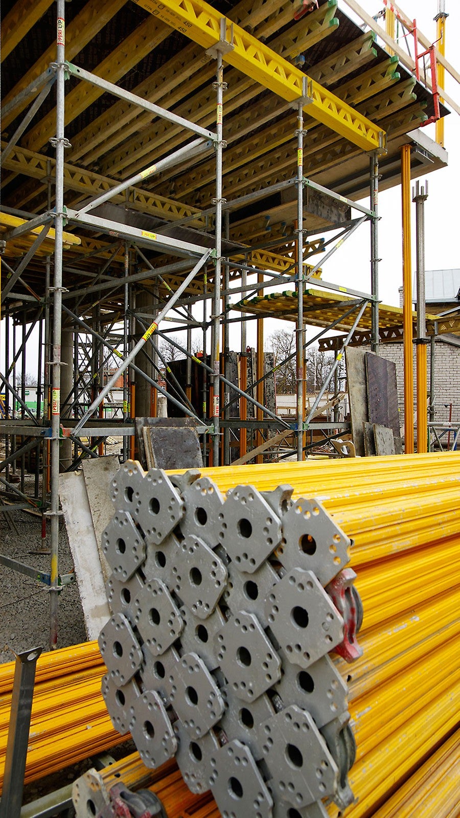 PERI UP universaalset toestusmaterjali saab kasutada nii toestuseks kui ka armeerimistellinguteks. Spetsiaalsetesse postiraamidesse ja konteineritesse ladustatud materjal tagab efektiivse ja ohutu logistika.