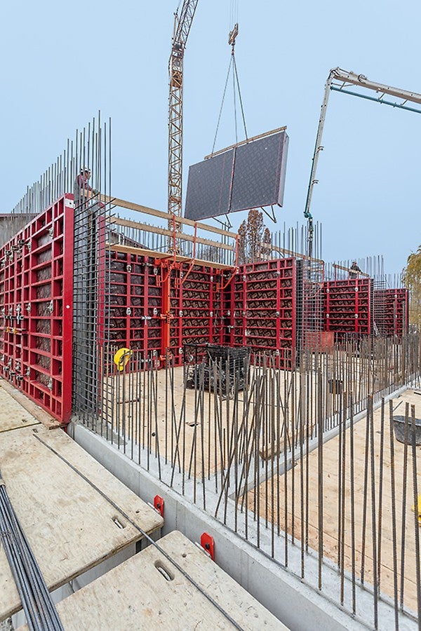 Das regional ansässige Bauunternehmen setzte MAXIMO 330, Faltbühnen FB 180, Schachtbühnen BR sowie eine Trichterschalung ein.