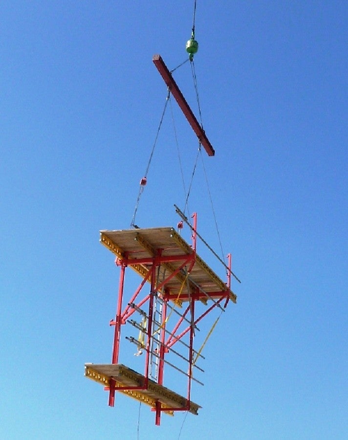 ひびきLNG基地建設工事（福岡県 北九州市）CB240クライミング作業足場の吊込み