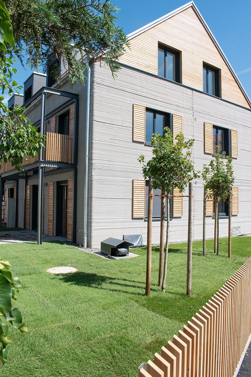 Europas größtes, gedrucktes Mehrfamilienhaus wurde in Wallenhausen, nahe Ulm, zusammen mit dem Kunden Rupp Gebäudedruck errichtet. Auf drei Stockwerken finden fünf Wohneinheiten Platz. Der 3D-Druck wurde in 90 Stunden reiner Druckzeit durchgeführt.