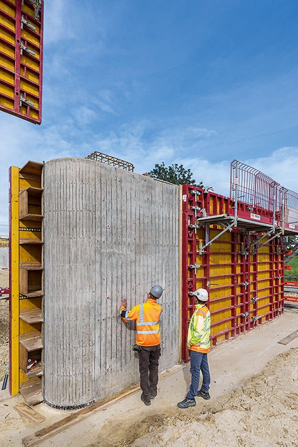 Durch die leicht verständliche Handhabung der PERI Systeme kann mit geringem Aufwand sicher und qualitativ hochwertig gearbeitet werden.