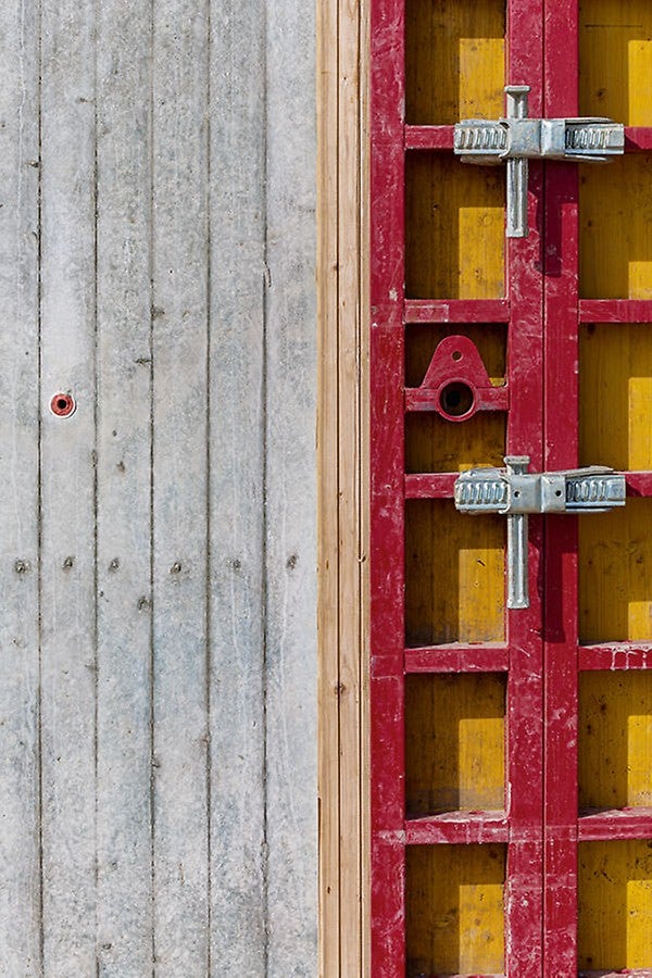 Die neu bei PERI verfügbare MAXIMO Struktur Rahmenschalung mit werkseitig montierter 3-Schicht-Trägerplatte ermöglicht die Herstellung von speziellen Betonoberflächen mit Sichtbetonanforderungen.