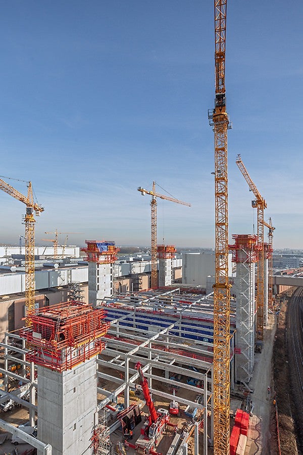 Die Stahlbetonkerne waren in der Sichtbetonqualität SB 3 auszuführen. Hierfür wurden die VARIO Träger-Wandschalung mit CB Kletterkonsolen zu Klettereinheiten konfektioniert, mithilfe derer das Baustellenteam zeitgleich 4 Kerne im Wochentakt kranunterstützt umsetzen konnte.