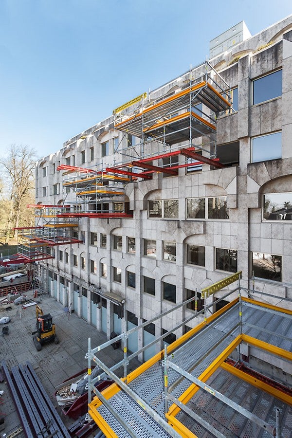 用悬挑的平台取代支架平台：在不同楼层上错开布置悬挑的卸料平台。