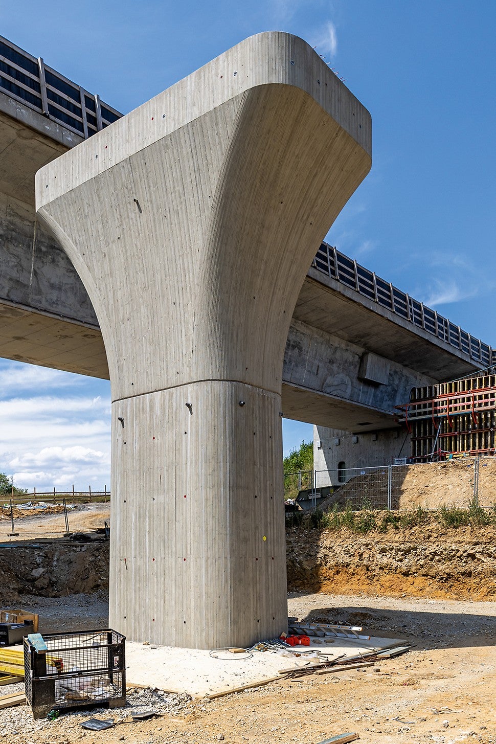 Die in Sichtbetonqualität hergestellten Brückenpfeiler weisen eine aufwendige Geometrie auf.