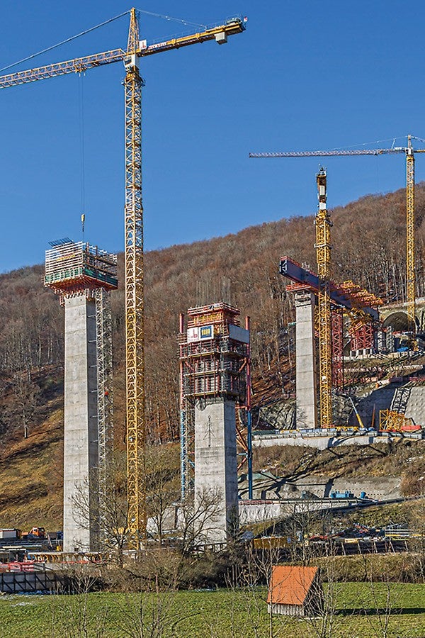 Štíhlé železobetonové dříky pilířů rostly do výšky takt po taktu s pomocí kolejnicového šplhavého systému RCS.