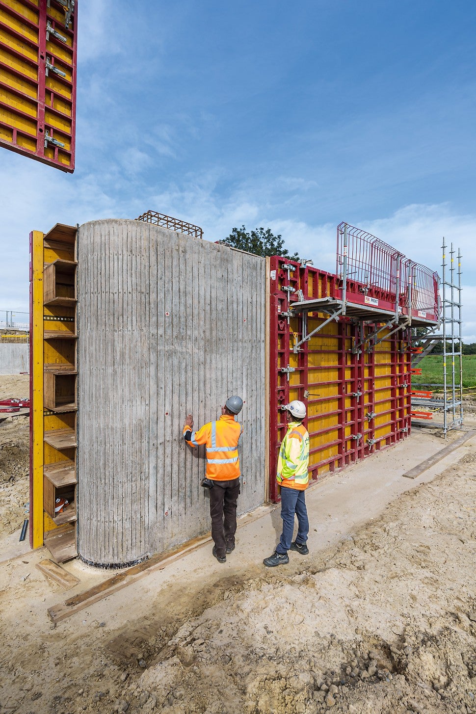 Die MAXIMO Struktur mit werkseitig montierter 3-Schicht-Trägerplatte ermöglicht die Herstellung von speziellen Betonoberflächen mit Sichtbetonanforderungen<br/>