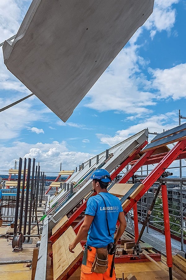 The funnel-shaped cantilever on the 5th floor was carried out using parapet prefabricated elements and VARIOKIT components.