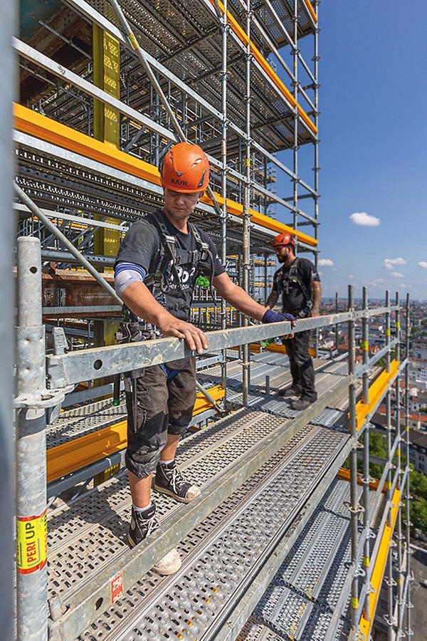 Das metrische 25-cm-Gerüstraster erlaubt flexible Anpassungen mit Systembauteilen – ohne aufwendige Kupplungsarbeiten bei der Gerüstmontage.