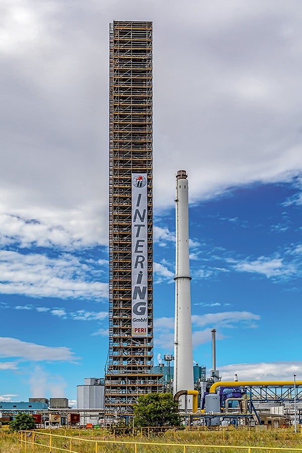 Der 90 m hohe Fackelturm der DOMO Chemicals dominiert weithin sichtbar den Chemiestandort Leuna. (Foto: Intering GmbH)<br/>