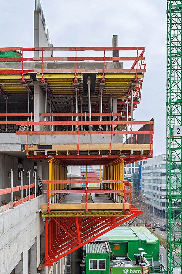 Die projektspezifisch geplante Plattformlösung auf Basis horizontal eingesetzter Stützböcke bot großzügige Arbeitsebenen mit bis zu 5,50 m Breite. Dies machte den Raum darunter nutzbar für Erdarbeiten, als Baustellenstraße sowie als Lager- und Montageplatz.